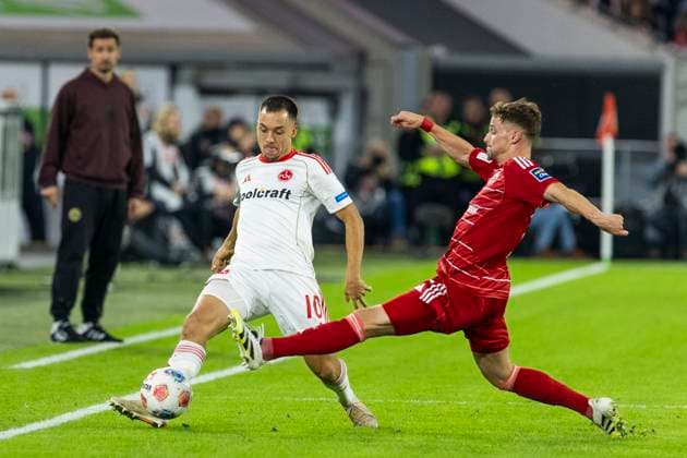 2. Fussball Bundesliga, Fortuna Düsseldorf - 1. FC Nürnberg; 03.10.2025 Julian Justvan (1. FC Nürnberg, 10), Moritz Heyer (Fortuna Düsseldorf, 5). 2. Fußball Bundesliga, Fortuna Düsseldorf - 1. FC Nürnberg, 8. Spieltag, am 03.10.2025, Merkur Spiel-Arena, Düsseldorf. DFL regulations prohibit any use of photographs as image sequences and or quasi-video