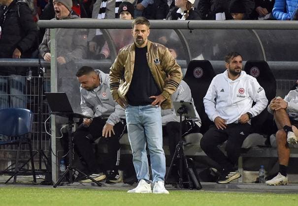 03.10.2025, xhbx, Fussball Google Pixel Frauen-Bundesliga, Eintracht Frankfurt - Carl Zeiss Jena v.l. Trainer Niko Arnautis (Eintracht Frankfurt Damen) (DFL DFB REGULATIONS PROHIBIT ANY USE OF PHOTOGRAPHS as IMAGE SEQUENCES and or QUASI-VIDEO) Frankfurt am Main