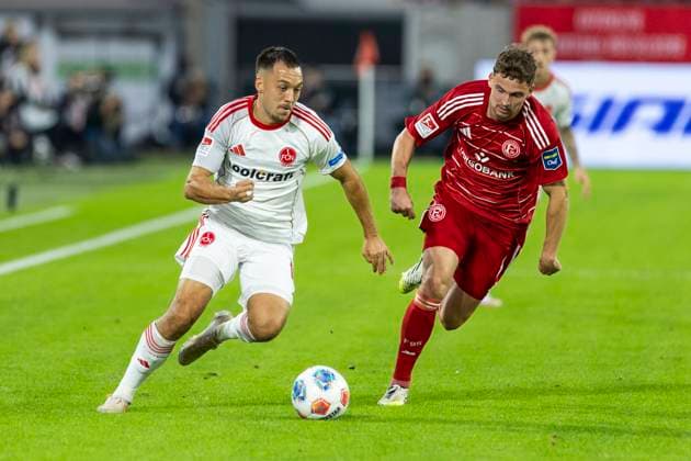 2. Fussball Bundesliga, Fortuna Düsseldorf - 1. FC Nürnberg; 03.10.2025 Julian Justvan (1. FC Nürnberg, 10), Moritz Heyer (Fortuna Düsseldorf, 5). 2. Fußball Bundesliga, Fortuna Düsseldorf - 1. FC Nürnberg, 8. Spieltag, am 03.10.2025, Merkur Spiel-Arena, Düsseldorf. DFL regulations prohibit any use of photographs as image sequences and or quasi-video