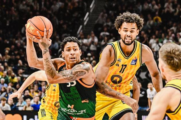 03.10.2025, xlakx, Basketball - easyCredit BBL Basketball Alba Berlin - Gladiators Trier emspor, v.l. Eli Brooks (Gladiators Trier), Norris Agbakoko (Alba Berlin) Zweikampf, Duell, Kampf, tackle Berlin