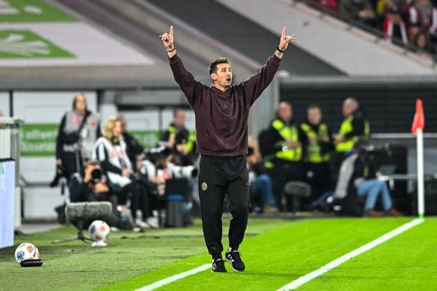 03.10.2025, Fussball: 2. Bundesliga, Saison 2025 2026, 08. Spieltag, Fortuna Duesseldorf - 1. FC Nuernberg in der Merkur-Spiel Arena in Duesseldorf. Miroslav Klose (1. FC Nuernberg, Trainer) versucht seiner Mannschaft Anweisungen zu geben. Wichtiger Hinweis: Gemaess den Vorgaben der DFL Deutsche Fussball Liga bzw. des DFB Deutscher Fussball-Bund ist es untersagt, in dem Stadion und oder vom Spiel angefertigte Fotoaufnahmen in Form von Sequenzbildern und oder videoaehnlichen Fotostrecken zu verwerten bzw. verwerten zu lassen. Foto: Kirchner-Media Thomas Haesler