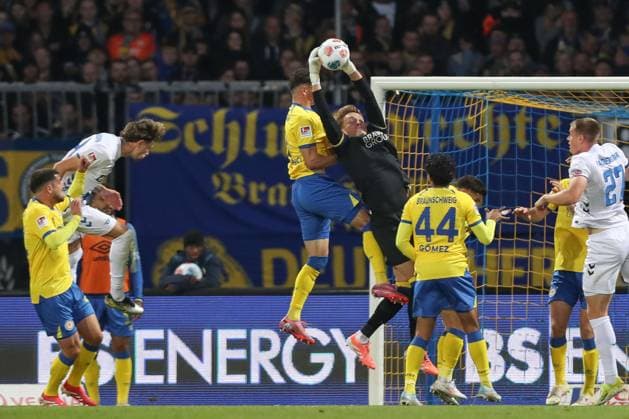 03.10.2025, xtgx, Fussball 2. Bundesliga, Eintracht Braunschweig -SC Paderborn 07 v.l. Ron Thorben Hoffmann (Braunschweig, 1) Parade, haelt den Ball, faengt den Ball, pariert (DFL DFB REGULATIONS PROHIBIT ANY USE OF PHOTOGRAPHS as IMAGE SEQUENCES and or QUASI-VIDEO) Braunschweig