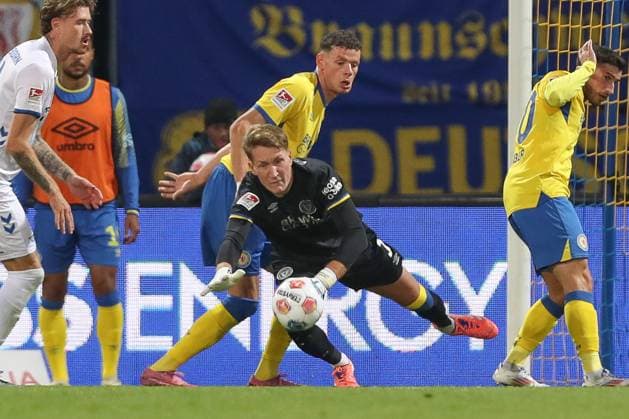 03.10.2025, xtgx, Fussball 2. Bundesliga, Eintracht Braunschweig -SC Paderborn 07 v.l. Ron Thorben Hoffmann (Braunschweig, 1) Parade, haelt den Ball, faengt den Ball, pariert (DFL DFB REGULATIONS PROHIBIT ANY USE OF PHOTOGRAPHS as IMAGE SEQUENCES and or QUASI-VIDEO) Braunschweig