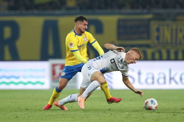 03.10.2025, xtgx, Fussball 2. Bundesliga, Eintracht Braunschweig -SC Paderborn 07 v.l. Fabio Di Michele Sanchez (Braunschweig, 22), Laurin Curda (Paderborn, 17) Zweikampf, Duell, Kampf, tackle (DFL DFB REGULATIONS PROHIBIT ANY USE OF PHOTOGRAPHS as IMAGE SEQUENCES and or QUASI-VIDEO) Braunschweig