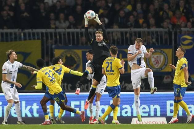 03.10.2025, xtgx, Fussball 2. Bundesliga, Eintracht Braunschweig -SC Paderborn 07 v.l. Ron Thorben Hoffmann (Braunschweig, 1) Parade, haelt den Ball, faengt den Ball, pariert (DFL DFB REGULATIONS PROHIBIT ANY USE OF PHOTOGRAPHS as IMAGE SEQUENCES and or QUASI-VIDEO) Braunschweig
