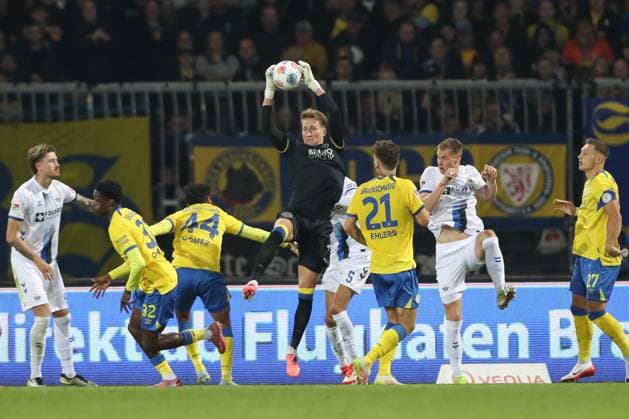 03.10.2025, xtgx, Fussball 2. Bundesliga, Eintracht Braunschweig -SC Paderborn 07 v.l. Ron Thorben Hoffmann (Braunschweig, 1) Parade, haelt den Ball, faengt den Ball, pariert (DFL DFB REGULATIONS PROHIBIT ANY USE OF PHOTOGRAPHS as IMAGE SEQUENCES and or QUASI-VIDEO) Braunschweig
