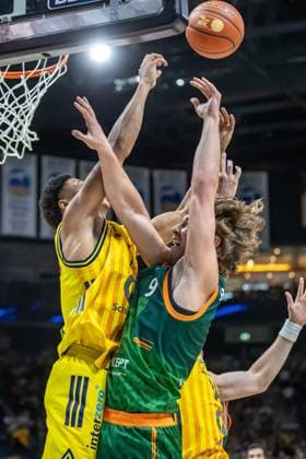 03.10.25, Berlin, Basketball, 1. Bundesliga, easyCredit BBL, Hauptrunde, 2.Spieltag, Uber Arena: ALBA BERLIN - VET-CONCEPT Gladiators Trier. Marco Hollersbacher (Gladiators Trier) springt zum Ball. ALBA BERLIN - VET-CONCEPT Gladiators Trier