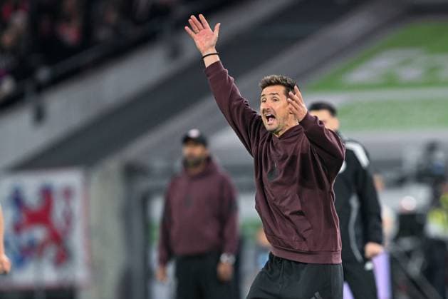 Sport Bilder des Tages 2. Bundesliga - Fortuna Düsseldorf - 1. FC Nürnberg am 03.10.2025 in der MERKUR SPIEL-ARENA in Düsseldorf Trainer Miroslav Klose (Nuernberg) unzufrieden, enttäuscht, enttaeuscht, niedergeschlagen. *** 2 Bundesliga Fortuna Düsseldorf 1 FC Nürnberg on 03 10 2025 at the MERKUR SPIEL ARENA in Düsseldorf Coach Miroslav Klose Nuernberg dissatisfied, disappointed, disappointed, dejected MT
