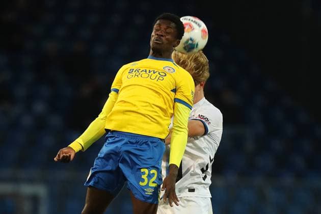 Braunschweig vs. Paderborn, 2. BL Braunschweig, 03.10.2025, FUßBALL - Eintracht Braunschweig vs. SC Paderborn, 2. BL, Saison 2025 26. Christian Conteh (Eintracht Braunschweig), Mattes Hansen (SC Paderborn) Braunschweig