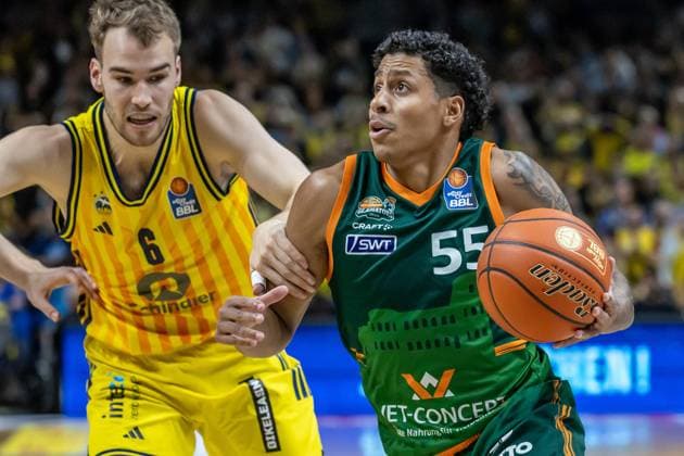 03.10.25, Berlin, Basketball, 1. Bundesliga, easyCredit BBL, Hauptrunde, 2.Spieltag, Uber Arena: ALBA BERLIN - VET-CONCEPT Gladiators Trier. Malte Delow (ALBA Berlin) kaempft gegen Eli Brooks (Gladiators Trier) um den Ball. ALBA BERLIN - VET-CONCEPT Gladiators Trier