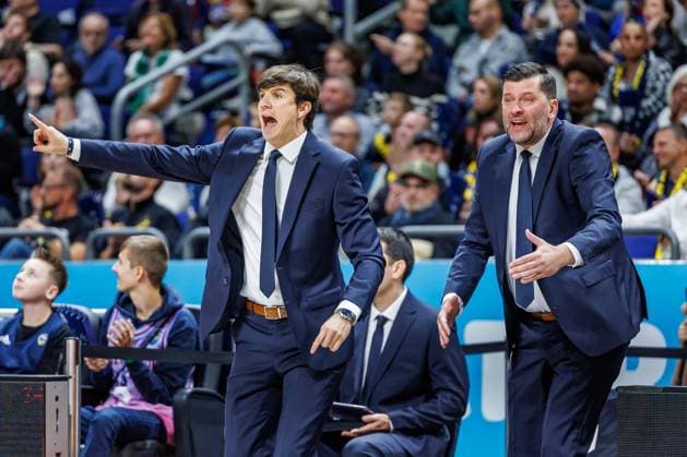 03.10.25, Berlin, Basketball, 1. Bundesliga, easyCredit BBL, Hauptrunde, 2.Spieltag, Uber Arena: ALBA BERLIN - VET-CONCEPT Gladiators Trier.Headcoach Pedro Calles (ALBA Berlin) steht gestikulierend am Spielfeldrand. ALBA BERLIN - VET-CONCEPT Gladiators Trier