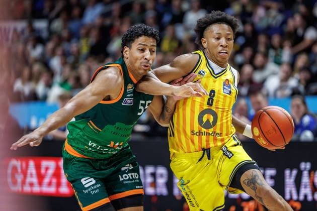 03.10.25, Berlin, Basketball, 1. Bundesliga, easyCredit BBL, Hauptrunde, 2.Spieltag, Uber Arena: ALBA BERLIN - VET-CONCEPT Gladiators Trier. Eli Brooks (Gladiators Trier) kaempft gegen Rejean Boogie Ellis (ALBA Berlin) um den Ball. ALBA BERLIN - VET-CONCEPT Gladiators Trier