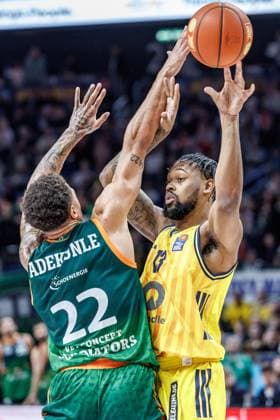 03.10.25, Berlin, Basketball, 1. Bundesliga, easyCredit BBL, Hauptrunde, 2.Spieltag, Uber Arena: ALBA BERLIN - VET-CONCEPT Gladiators Trier. J Wan Roberts (ALBA Berlin) kaempft gegen Nolan Adekunle (Gladiators Trier) um den Ball. ALBA BERLIN - VET-CONCEPT Gladiators Trier