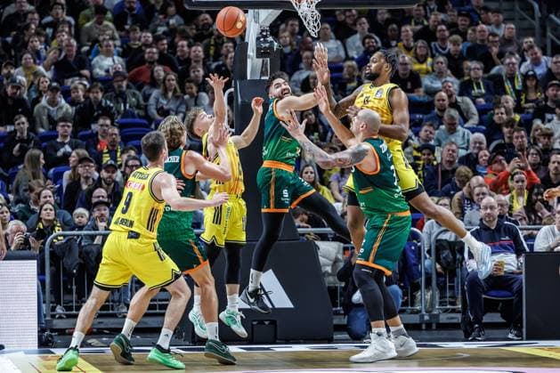 03.10.25, Berlin, Basketball, 1. Bundesliga, easyCredit BBL, Hauptrunde, 2.Spieltag, Uber Arena: ALBA BERLIN - VET-CONCEPT Gladiators Trier. Bennet Hundt (ALBA Berlin) springt zum Ball. ALBA BERLIN - VET-CONCEPT Gladiators Trier