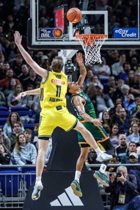 03.10.25, Berlin, Basketball, 1. Bundesliga, easyCredit BBL, Hauptrunde, 2.Spieltag, Uber Arena: ALBA BERLIN - VET-CONCEPT Gladiators Trier. Eli Brooks (Gladiators Trier) kaempft gegen Moses Wood (ALBA Berlin) um den Ball. ALBA BERLIN - VET-CONCEPT Gladiators Trier