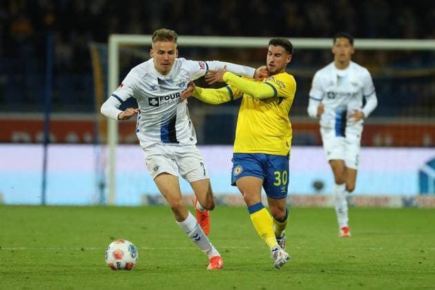 Braunschweig vs. Paderborn, 2. BL Braunschweig, 03.10.2025, FUßBALL - Eintracht Braunschweig vs. SC Paderborn, 2. BL, Saison 2025 26. Filip Bilbija (SC Paderborn), Robin Heußer (Eintracht Braunschweig) Braunschweig