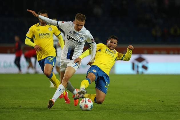 Braunschweig vs. Paderborn, 2. BL Braunschweig, 03.10.2025, FUßBALL - Eintracht Braunschweig vs. SC Paderborn, 2. BL, Saison 2025 26. Filip Bilbija (SC Paderborn), Robin Heußer (Eintracht Braunschweig) Braunschweig