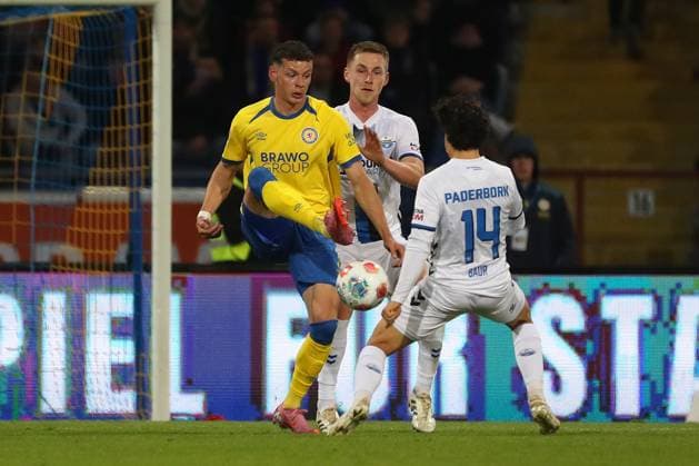 Braunschweig vs. Paderborn, 2. BL Braunschweig, 03.10.2025, FUßBALL - Eintracht Braunschweig vs. SC Paderborn, 2. BL, Saison 2025 26. Erencan Yardimici (Eintracht Braunschweig), Mika Baur (SC Paderborn) Braunschweig