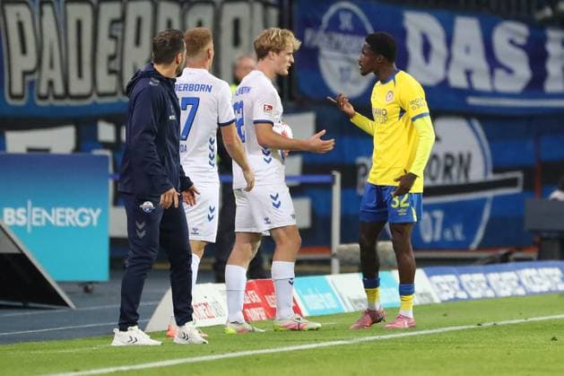 Braunschweig vs. Paderborn, 2. BL Braunschweig, 03.10.2025, FUßBALL - Eintracht Braunschweig vs. SC Paderborn, 2. BL, Saison 2025 26. Mattes Hansen (SC Paderborn), Christian Conteh (Eintracht Braunschweig) Braunschweig