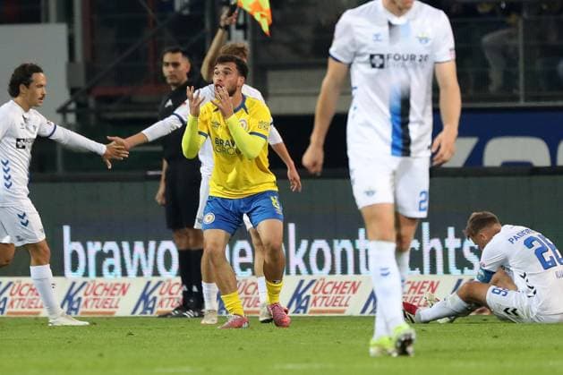 Braunschweig vs. Paderborn, 2. BL Braunschweig, 03.10.2025, FUßBALL - Eintracht Braunschweig vs. SC Paderborn, 2. BL, Saison 2025 26. Mehmet Can Aydin (Eintracht Braunschweig), Lucas Copado (SC Paderborn) Braunschweig