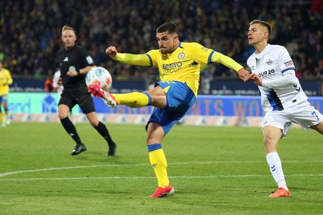Braunschweig vs. Paderborn, 2. BL Braunschweig, 03.10.2025, FUßBALL - Eintracht Braunschweig vs. SC Paderborn, 2. BL, Saison 2025 26. Fabio Di Michele Sanchez (Eintracht Braunschweig), Filip Bilbija (SC Paderborn) Braunschweig