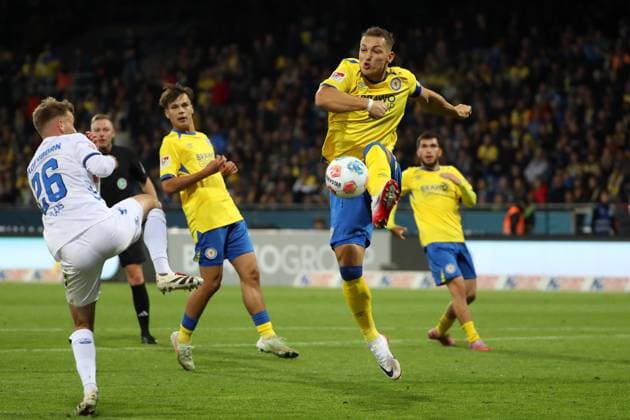 Braunschweig vs. Paderborn, 2. BL Braunschweig, 03.10.2025, FUßBALL - Eintracht Braunschweig vs. SC Paderborn, 2. BL, Saison 2025 26. Sebastian Klaas (SC Paderborn), Sven Köhler (Eintracht Braunschweig) Braunschweig