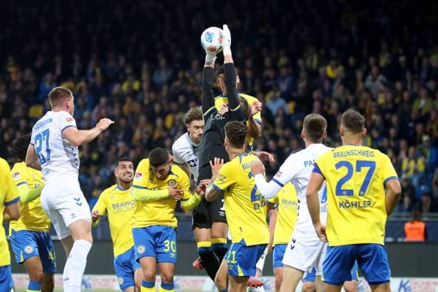Braunschweig vs. Paderborn, 2. BL Braunschweig, 03.10.2025, FUßBALL - Eintracht Braunschweig vs. SC Paderborn, 2. BL, Saison 2025 26. Torwart Ron-Thorben Hoffmann (Eintracht Braunschweig) Braunschweig