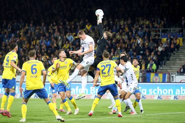 Braunschweig vs. Paderborn, 2. BL Braunschweig, 03.10.2025, FUßBALL - Eintracht Braunschweig vs. SC Paderborn, 2. BL, Saison 2025 26. Steffen Tigges (SC Paderborn), Torwart Ron-Thorben Hoffmann (Eintracht Braunschweig) Braunschweig