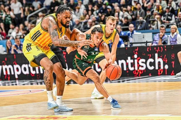 03.10.2025, xlakx, Basketball - easyCredit BBL Basketball Alba Berlin - Gladiators Trier emspor, v.l. J Wan Roberts (Alba Berlin), Jordan Roland (Gladiators Trier), Sam Griesel (Alba Berlin) Zweikampf, Duell, Kampf, tackle Berlin