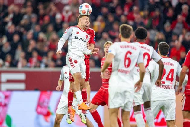 03.10.2025, Fußball, Fortuna Düsseldorf - 1.FC Nürnberg, 2. Fußball Bundesliga, Merkur Spiel-Arena, Saison 2025 2026: Rafael Lubach (1FC Nuernberg 18) und Moritz Heyer (Fortuna Düsseldorf 05) stoßen im Strafraum beim Kopfball zusammen DFB regulations prohibit any use of photographs as image sequences and or quasi-video. Nordrhein-Westfalen Deutschland