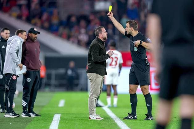 03.10.2025, Fußball, Fortuna Düsseldorf - 1.FC Nürnberg, 2. Fußball Bundesliga, Merkur Spiel-Arena, Saison 2025 2026: Schiedsrichter Wolfgang Haslberger zeigt Sportdirektor Christian Weber (Fortuna Düsseldorf cw) die Gelbe Karte DFB regulations prohibit any use of photographs as image sequences and or quasi-video. Nordrhein-Westfalen Deutschland