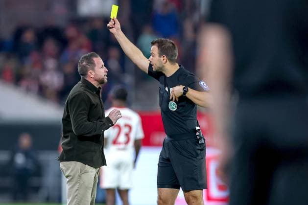 03.10.2025, Fußball, Fortuna Düsseldorf - 1.FC Nürnberg, 2. Fußball Bundesliga, Merkur Spiel-Arena, Saison 2025 2026: Schiedsrichter Wolfgang Haslberger zeigt Sportdirektor Christian Weber (Fortuna Düsseldorf cw) die Gelbe Karte DFB regulations prohibit any use of photographs as image sequences and or quasi-video. Nordrhein-Westfalen Deutschland