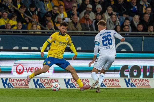 Deutschland: Fussball 2. Liga, 8. Spieltag 2025 2026, Eintracht Braunschweig-SC Paderborn 07 am 03.10. in Braunschweig (Eintracht-Stadion): Mehmet Aydin (Eintracht Braunschweig 8) und Sebastian Klaas (SC Paderborn 07 26) im Zweikampf