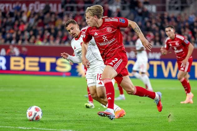 03.10.2025, Fußball, Fortuna Düsseldorf - 1.FC Nürnberg, 2. Fußball Bundesliga, Merkur Spiel-Arena, Saison 2025 2026: Jesper Daland (Fortuna Düsseldorf 02) im Zweikampf gegen Rafael Lubach (1FC Nuernberg 18) DFB regulations prohibit any use of photographs as image sequences and or quasi-video. Nordrhein-Westfalen Deutschland