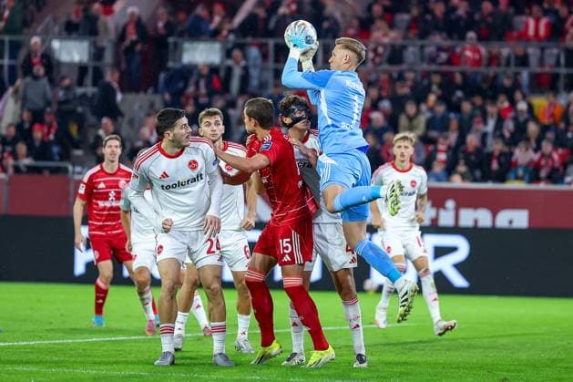 03.10.2025, Fußball, Fortuna Düsseldorf - 1.FC Nürnberg, 2. Fußball Bundesliga, Merkur Spiel-Arena, Saison 2025 2026: Torwart Jan Reichert (1FC Nuernberg 01) verteidigt im Strafraum gegen Tim Oberdorf (Fortuna Düsseldorf 15) DFB regulations prohibit any use of photographs as image sequences and or quasi-video. Nordrhein-Westfalen Deutschland