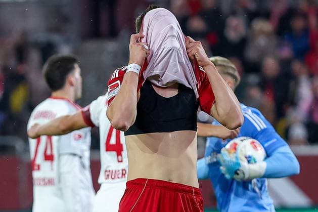 03.10.2025, Fußball, Fortuna Düsseldorf - 1.FC Nürnberg, 2. Fußball Bundesliga, Merkur Spiel-Arena, Saison 2025 2026: Danny Schmidt (Fortuna Düsseldorf 22) versteckt sein gesicht enttäuscht hinter dem Trikot nach der verschossenen Torchance Enttäuschung Enttäuscht DFB regulations prohibit any use of photographs as image sequences and or quasi-video. Nordrhein-Westfalen Deutschland