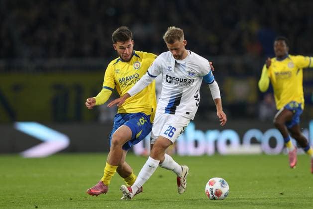 03.10.2025, xtgx, Fussball 2. Bundesliga, Eintracht Braunschweig -SC Paderborn 07 v.l. Mehmet Aydin (Braunschweig, 8), Sebastian Klaas (Paderborn, 26) Zweikampf, Duell, Kampf, tackle (DFL DFB REGULATIONS PROHIBIT ANY USE OF PHOTOGRAPHS as IMAGE SEQUENCES and or QUASI-VIDEO) Braunschweig