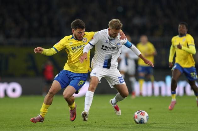 03.10.2025, xtgx, Fussball 2. Bundesliga, Eintracht Braunschweig -SC Paderborn 07 v.l. Mehmet Aydin (Braunschweig, 8), Sebastian Klaas (Paderborn, 26) Zweikampf, Duell, Kampf, tackle (DFL DFB REGULATIONS PROHIBIT ANY USE OF PHOTOGRAPHS as IMAGE SEQUENCES and or QUASI-VIDEO) Braunschweig