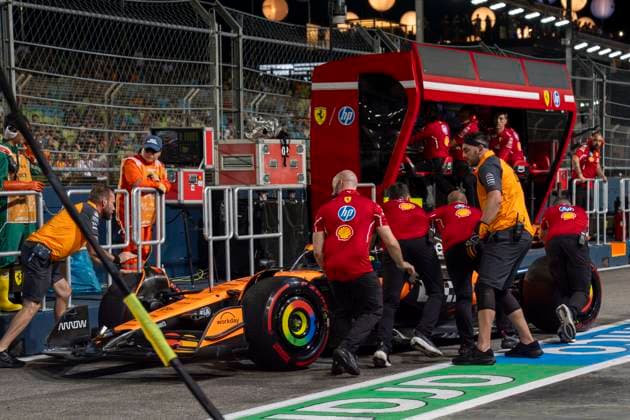 Formula 1 Singapore Airlines Singapore Grand Prix 2025 Remy Midez OVERTAKE MAXPPP - Singapore 03 10 2025 04 NORRIS Lando (gbr), McLaren F1 Team, action, pitlane, crash at the Formula 1 Singapore Airlines Singapore Grand Prix 2025, the 18th round of the 2025 FIA Formula 1 World Championship, WM, Weltmeisterschaft at the Marina Bay Street Circuit in Singapore, Singapore, from 2 to 5 October 2025 Singapore Marina Bay Street Circuit Singapore  Copyright: xOVERTAKE MAXPPPxRemyxMidezx OVT202510039977 OVT202510039977
