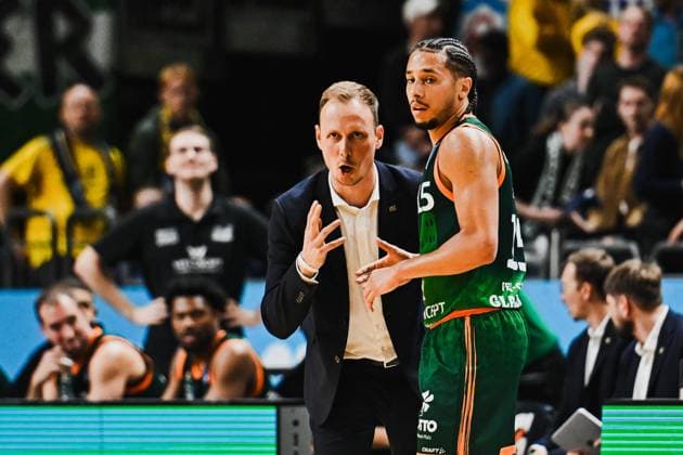 03.10.2025, xlakx, Basketball - easyCredit BBL Basketball Alba Berlin - Gladiators Trier emspor, v.l. Jacques Schneider (Trainer Gladiators Trier), Jordan Roland (Gladiators Trier) gibt Anweisungen, gestikuliert mit den Armen, gesticulate, gives instructions Berlin