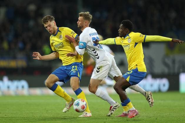 03.10.2025, xtgx, Fussball 2. Bundesliga, Eintracht Braunschweig -SC Paderborn 07 v.l. Kevin Ehlers (Braunschweig, 21), Sebastian Klaas (Paderborn, 26), Christian Conteh (Braunschweig, 32) Zweikampf, Duell, Kampf, tackle (DFL DFB REGULATIONS PROHIBIT ANY USE OF PHOTOGRAPHS as IMAGE SEQUENCES and or QUASI-VIDEO) Braunschweig