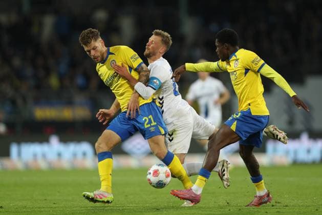 03.10.2025, xtgx, Fussball 2. Bundesliga, Eintracht Braunschweig -SC Paderborn 07 v.l. Kevin Ehlers (Braunschweig, 21), Sebastian Klaas (Paderborn, 26), Christian Conteh (Braunschweig, 32) Zweikampf, Duell, Kampf, tackle (DFL DFB REGULATIONS PROHIBIT ANY USE OF PHOTOGRAPHS as IMAGE SEQUENCES and or QUASI-VIDEO) Braunschweig