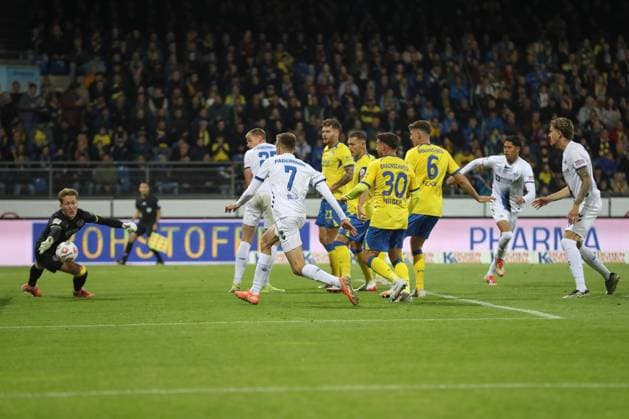 03.10.2025, xtgx, Fussball 2. Bundesliga, Eintracht Braunschweig -SC Paderborn 07 v.l. Santiago Castaneda (Paderborn, 5) schiesst Tor, schießt, Torschuetze, erzielt Tor, Treffer, scores the goal 0:2, Tor wird aberkannt (DFL DFB REGULATIONS PROHIBIT ANY USE OF PHOTOGRAPHS as IMAGE SEQUENCES and or QUASI-VIDEO) Braunschweig