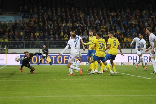 03.10.2025, xtgx, Fussball 2. Bundesliga, Eintracht Braunschweig -SC Paderborn 07 v.l. Santiago Castaneda (Paderborn, 5) schiesst Tor, schießt, Torschuetze, erzielt Tor, Treffer, scores the goal 0:2, Tor wird aberkannt (DFL DFB REGULATIONS PROHIBIT ANY USE OF PHOTOGRAPHS as IMAGE SEQUENCES and or QUASI-VIDEO) Braunschweig