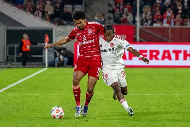 03.10.2025, Fussball: 2. Bundesliga, Saison 2025 2026, 08. Spieltag, Fortuna Duesseldorf - 1. FC Nuernberg in der Merkur-Spiel Arena in Duesseldorf. Zweikampf zwischen Emmanuel Iyoha (Fortuna Duesseldorf, 19) und Mohamed Ali Zoma (1. FC Nuernberg, 23). Wichtiger Hinweis: Gemaess den Vorgaben der DFL Deutsche Fussball Liga bzw. des DFB Deutscher Fussball-Bund ist es untersagt, in dem Stadion und oder vom Spiel angefertigte Fotoaufnahmen in Form von Sequenzbildern und oder videoaehnlichen Fotostrecken zu verwerten bzw. verwerten zu lassen. Foto: Kirchner-Media Thomas Haesler