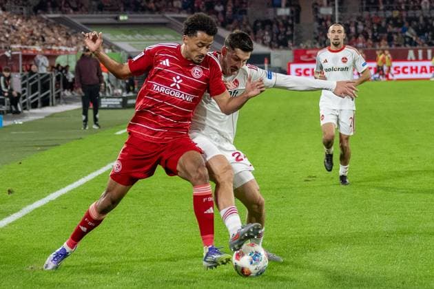 03.10.2025, Fussball: 2. Bundesliga, Saison 2025 2026, 08. Spieltag, Fortuna Duesseldorf - 1. FC Nuernberg in der Merkur-Spiel Arena in Duesseldorf. Zweikampf zwischen Emmanuel Iyoha (Fortuna Duesseldorf, 19) und Luka Lokoshvili (1. FC Nuernberg, 24). Wichtiger Hinweis: Gemaess den Vorgaben der DFL Deutsche Fussball Liga bzw. des DFB Deutscher Fussball-Bund ist es untersagt, in dem Stadion und oder vom Spiel angefertigte Fotoaufnahmen in Form von Sequenzbildern und oder videoaehnlichen Fotostrecken zu verwerten bzw. verwerten zu lassen. Foto: Kirchner-Media Thomas Haesler