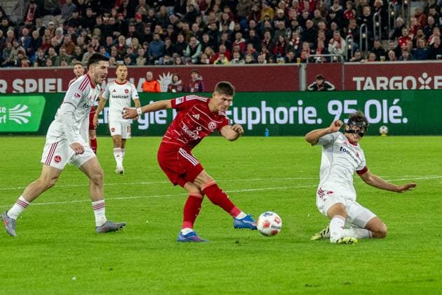 03.10.2025, Fussball: 2. Bundesliga, Saison 2025 2026, 08. Spieltag, Fortuna Duesseldorf - 1. FC Nuernberg in der Merkur-Spiel Arena in Duesseldorf. Fabio Gruber (1. FC Nuernberg, 04) blockt den Schuss von Danny Schmidt (Fortuna Duesseldorf, 22). Wichtiger Hinweis: Gemaess den Vorgaben der DFL Deutsche Fussball Liga bzw. des DFB Deutscher Fussball-Bund ist es untersagt, in dem Stadion und oder vom Spiel angefertigte Fotoaufnahmen in Form von Sequenzbildern und oder videoaehnlichen Fotostrecken zu verwerten bzw. verwerten zu lassen. Foto: Kirchner-Media Thomas Haesler