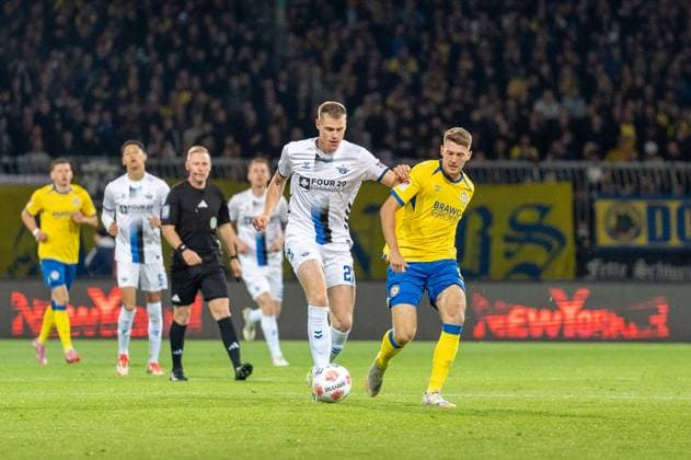 Deutschland: Fussball 2. Liga, 8. Spieltag 2025 2026, Eintracht Braunschweig vs SC Paderborn 07 am 03.10. in Braunschweig (Eintracht-Stadion): Steffen Tigges (SC Paderborn 07 27)