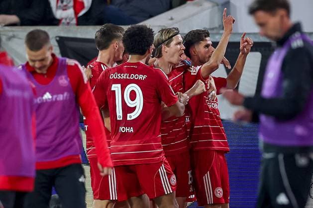 03.10.2025, Fußball, Fortuna Düsseldorf - 1.FC Nürnberg, 2. Fußball Bundesliga, Merkur Spiel-Arena, Saison 2025 2026: Torjubel nach dem Tor zum 1:1 durch Torschütze Anouar El Azzouzi (Fortuna Düsseldorf 08) zusammen mit Cedric Itten (Fortuna Düsseldorf 13) DFB regulations prohibit any use of photographs as image sequences and or quasi-video. Nordrhein-Westfalen Deutschland