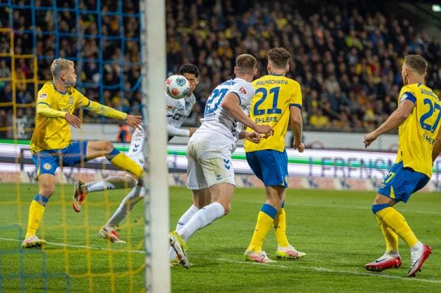 Deutschland: Fussball 2. Liga, 8. Spieltag 2025 2026, Eintracht Braunschweig vs SC Paderborn 07 am 03.10. in Braunschweig (Eintracht-Stadion): Tor zum vermeintlichen 0:2 durch Santiago Castaneda (SC Paderborn 07 5). Aber Abseits nach VAR-Prüfung